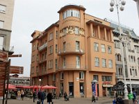 Reprezentativna trokatna stambeno-poslovna palača Popović na uglu Jelačićev trg 4 /Splavnice /Pod zidom sagrađena je 1906./1907. prema projektu Aladara Baranyaija. Građena za zagrebačkog trgovca i kućevlasnika Fedora Popovića prva je velika narudžba atelijera Benedik i Baranyai i ujedno prvo u nizu Baranyaijevih uspjelih projektantskih rješenja donjogradskih blokova uglovnicama, kojima je zajedničko neutraliziranje masivnosti zaobljenim formama. Secesijsko pročelje je velik dio prvobitnog izgleda izgubilo purifikacijom iz 1915. god., kada su uklonjene kamene oplate i dio dekoracije, a prigradnjama 1932. god. odnosno pregradnjom 1940. god. znatno je preoblikovan i unutrašnji prostor.  Reprezentativna trokatna stambeno-poslovna palača Popović na uglu Jelačićev trg 4 /Splavnice /Pod zidom sagrađena je 1906./1907. prema projektu Aladara Baranyaija. Građena za zagrebačkog trgovca i kućevlasnika Fedora Popovića prva je velika narudžba atelijera Benedik i Baranyai i ujedno prvo u nizu Baranyaijevih uspjelih projektantskih rješenja donjogradskih blokova uglovnicama, kojima je zajedničko neutraliziranje masivnosti zaobljenim formama. Secesijsko pročelje je velik dio prvobitnog izgleda izgubilo purifikacijom iz 1915. god., kada su uklonjene kamene oplate i dio dekoracije, a prigradnjama 1932. god. odnosno pregradnjom 1940. god. znatno je preoblikovan i unutrašnji prostor.